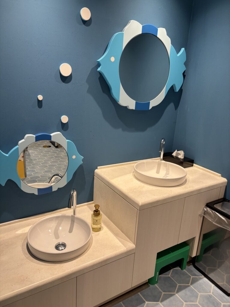 キッズルームやキッズパークがある2階にあるトイレには子ども用の手洗い場と脚立がありました